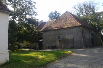 Hospodářské budovy u zámku (© Ivo Rozehnal 06/2020)