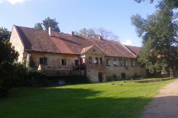 Hospodářské zázemí zámku (© Ivo Rozehnal 06/2020)