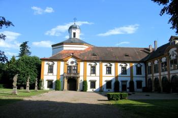Zámek s kaplí sv. Romedia ( © Pavel Vítek 06/2006)