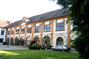 Západní křídlo zámku ( © Pavel Vítek 06/2006)