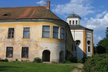 Parkové křídlo zámku a kaple sv. Romedia ( © Pavel Vítek 06/2006)