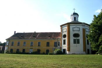 Parkové křídlo zámku a kaple sv. Romedia ( © Pavel Vítek 06/2006)