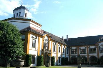 Zámek s kaplí sv. Romedia ( © Pavel Vítek 06/2006)