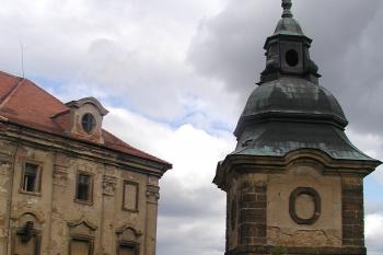 nárožní věž (© Alena Volná, 10/2002)
