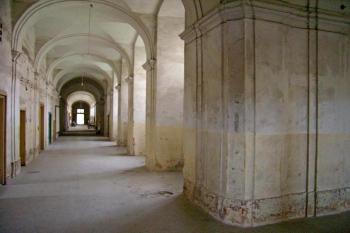 chodba v přízemí (© Petr Pospíšil, 08/2013)