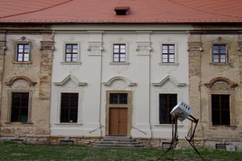 opravený pás fasády kolem vstupu do budovy (© Petr Pospíšil, 08/2013)