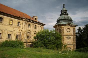 budova kláštera a samostatná věž (© Petr Pospíšil, 08/2013)
