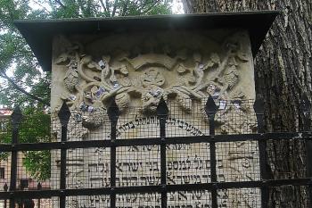 Náhrobek Mošeho Isserlese (By Magdalia25 - Own work, CC BY-SA 3.0 pl, https://commons.wikimedia.org/w/index.php?curid=16670724)