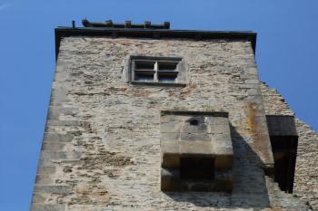 Nezbytný záchůdek pro posádku 1. brány srostlé s donjonem (© Jan Večeřa, 06/2015)