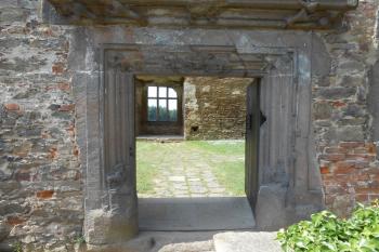 Hlavní vstup do Trčkovského paláce (mezi donjonem a kaplí) (© Jan Večeřa, 06/2015)