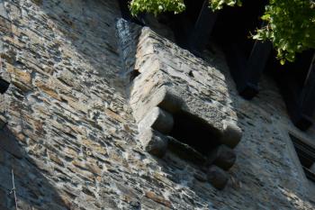 Samson, pohled na výsernici zvenčí, má šikmý kámen dole, aby jim exkrementy nepadaly přímo po zdi (© Jan Večeřa, 06/2015)