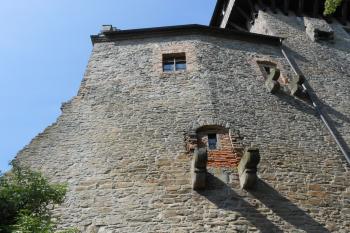 Pozůstatky po prevétech tzv. vrátnice (© Jan Večeřa, 06/2015)