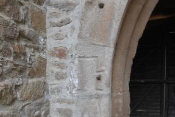 Kříž hezky vytesaný na ostění hrotitého oblouku 1. brány (© Jan Večeřa, 07/2015)