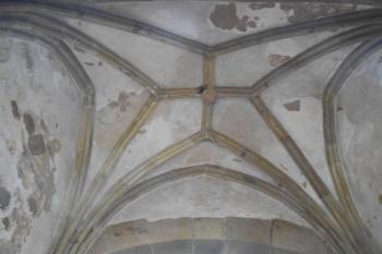 Druhotně vložená hvězdová klenba v průjezdu dnešní 1. brány (© Jan Večeřa, 07/2015)