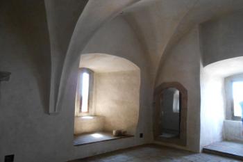 Komnata v 1. patře starého (západního) paláce vybavená krbem a nezbytným prevítem, s vloženou křížovou klenbou (© Jan Večeřa, 07/2015)