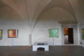 Sál v 1. patře starého paláce s pozdně gotickou síťovou klenbou, na fotce sokl kachlových kamen (© Jan Večeřa, 07/2015)