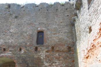 Severní část paláce Trčků, kde stopy ve zdivu prozrazují složitější vývoj či uspořádání (© Jan Večeřa, 07/2015)