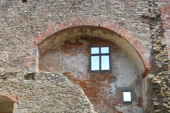 Vstupní místnost paláce Trčků, ve výklenku v síle zdi bylo umístěno patrně schodiště, po němž zůstalo osvětlovací okénko (© Jan Večeřa, 07/2015)