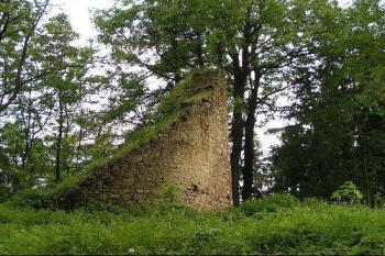 Torzo  věže při hradu Lipnice ( © Petr Turyna 06/2004)