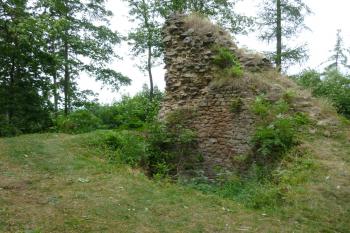 Bílá věž-zříceniny předsunutého opevnění hradu Lipnice (© Vlastislav Mareček, 08/2015)