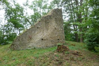 Bílá věž-zříceniny předsunutého opevnění hradu Lipnice (© Vlastislav Mareček, 08/2015)