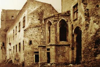 Nádvoří s kaplí sv. Vavřince před rokem 1912 (Fotorepro z výstavy na hradě Lipnice)