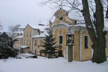 Hlavní budova zámku s kaplí ( © Pavel Vítek 01/2006)