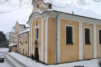 V popředí kaple sv. Jana Nepomuckého ( © Pavel Vítek 01/2006)