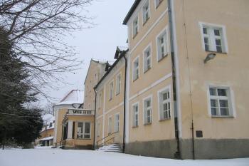 Parkové průčelí zámku ( © Pavel Vítek 01/2006)