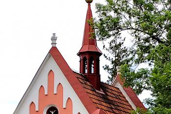 Hřbitovní kaple Všech Svatých na novém hřbitově v Roudnici nad Labem. (© Pavel Vítek  08/2020)