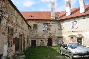 hospodářskébudovy v předzámčí čekají na opravu (© D Dohňanský, 07/2014)