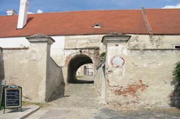 vstupní brána v předzámčí (© D Dohňanský, 07/2014)