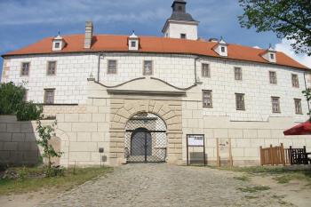 a to už je nově opravený zámek (© D Dohňanský, 07/2014)