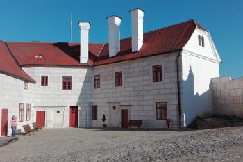 Jevišovice - Předzámčí Starého zámku (© Jiří Černý, 05/2017)