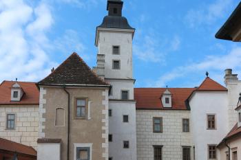 Starý zámek Jevišovice - nádvoří s věží (© Jiří Černý, 05/2017)