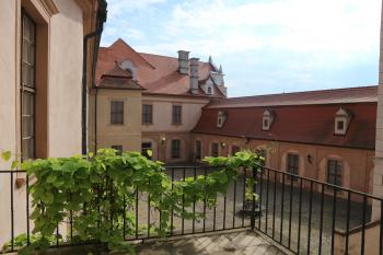 Starý zámek Jevišovice - pohled na nádvoří z Malé terasy (© Jiří Černý, 05/2017)
