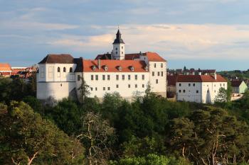 Starý zámek Jevišovice - pohled od Střelic. (© Jiří Černý, 05/2017)