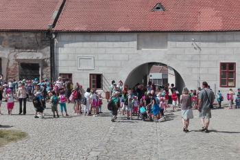 Jevišovice - Starý zámek - Předzámčí (© Jiří Černý, 06/2017)