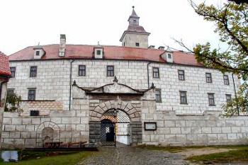 vstupní průčelí ( © Pavel Zany Komárek 22.9.2002)