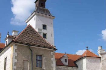 Západní křídlo z terasy jižního křídla (© Ivan Grisa, 08/2005)