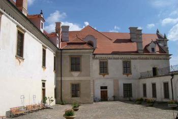 Východní křídlo z nádvoří (© Ivan Grisa, 08/2005)