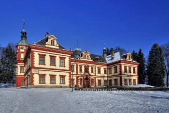 Pohled na průčelí zámku od jihozápadu. ( © Radovan Smokoň 01/2014)