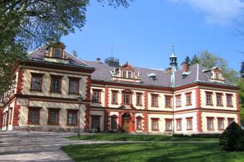 Hlavní průčelí zámku ( © Pavel Vítek 05/2006)