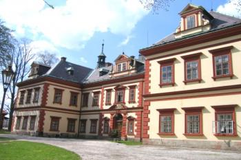 Hlavní průčelí zámku ( © Pavel Vítek 05/2006)