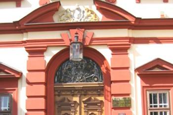Hlavní vchod do zámku ( © Pavel Vítek 05/2006)