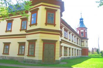 Pohled na zámek z parku ze severovýchodní strany ( © Pavel Vítek 05/2006)