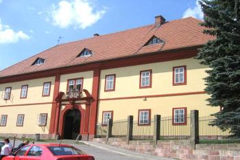Budova předzámčí s vjezdem pro kočáry ( © Pavel Vítek 05/2006)