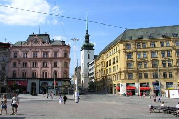 Pohled na kostel z Náměstí Svobody ( © Roman Řezáč 07/2004)