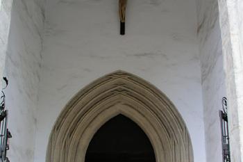 Vstupní portál ( © Roman Řezáč 07/2004)