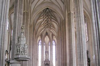 Interiér kostela ( © Roman Řezáč 07/2004)